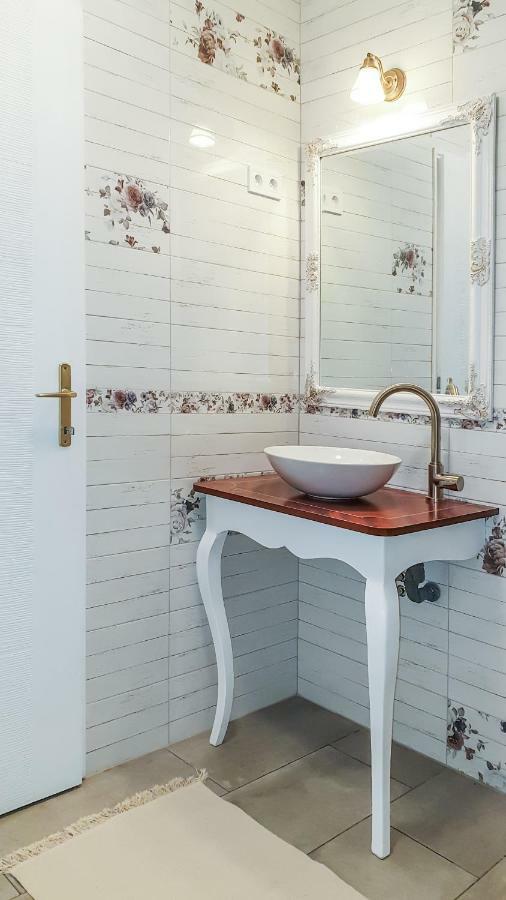 Boholand Apartman Егер Екстериор снимка